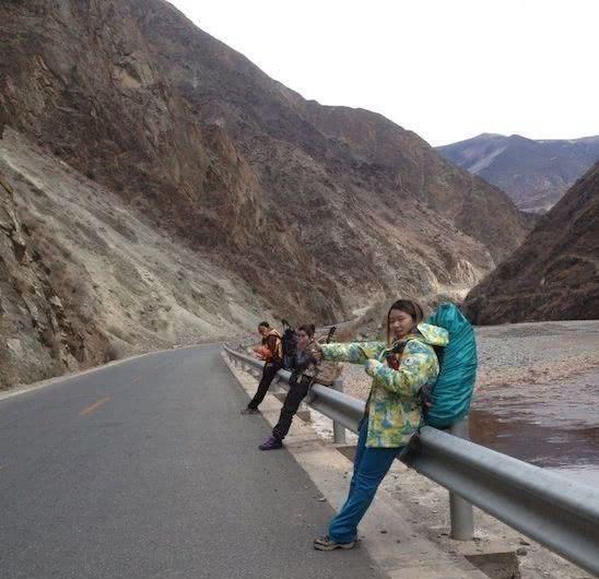 川藏线上的穷游女，老司机告诉你这种姑娘千万别搭，不然肯定后悔