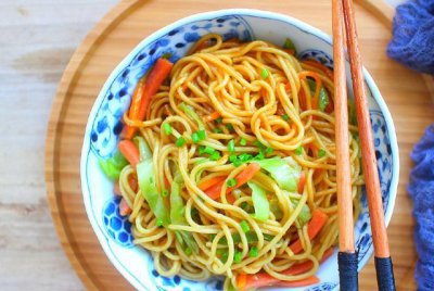 ​大厨教你炒面不粘锅的小诀窍，很多人第一步就做错了，难怪会粘锅