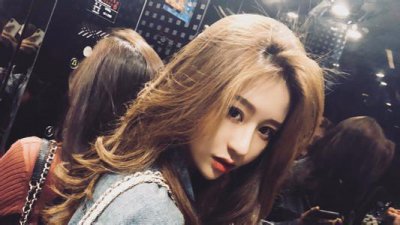 ​抖音女神黑历史被扒，明明是老板却装打工妹，网友：骗子！