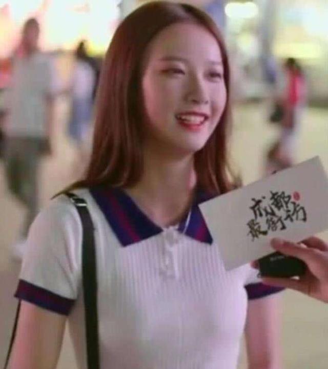 抖音小甜甜人设崩塌，成网红后接手机代言，说好的不想火呢？