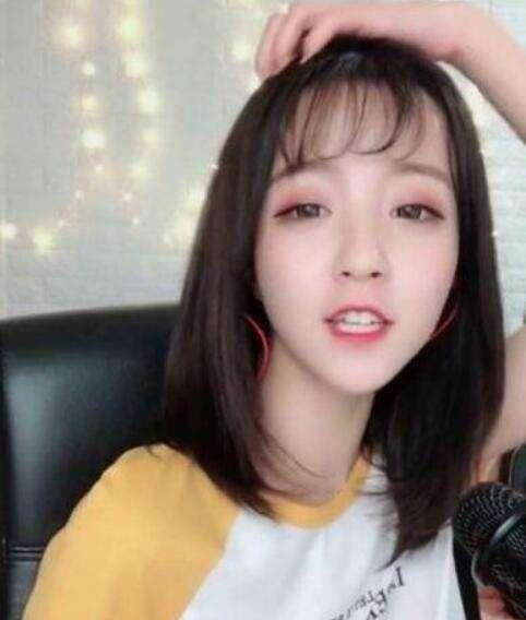 抖音小甜甜人设崩塌，成网红后接手机代言，说好的不想火呢？