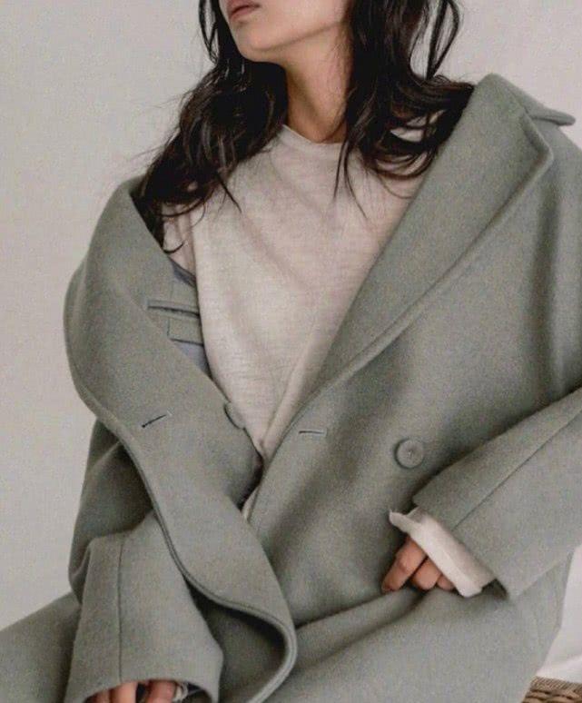 “巧克力”色系最近很火，深浅随意切换，大牌有范儿还能耍酷