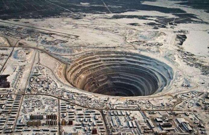 苏联当年挖通地球，为何挖到12262米就不挖了？49年后才真相大白