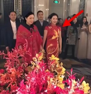 ​“最年轻婆婆”走红，婚礼当天成C位，新娘当场黑脸，亲家母难堪…...