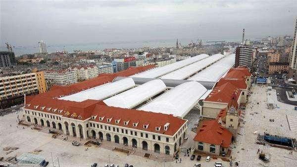 中国离海最近的火车站——青岛火车站，不远处就是栈桥