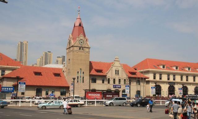 中国离海最近的火车站——青岛火车站，不远处就是栈桥