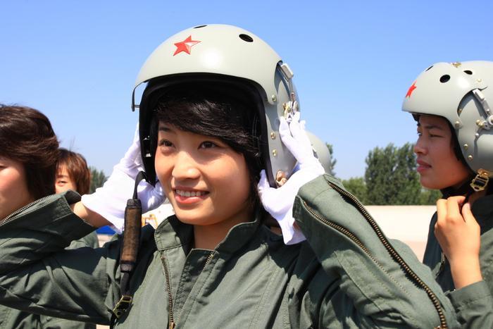 中国最美女飞行员，因弹射失败不幸去世，回看她的经历不是一般人