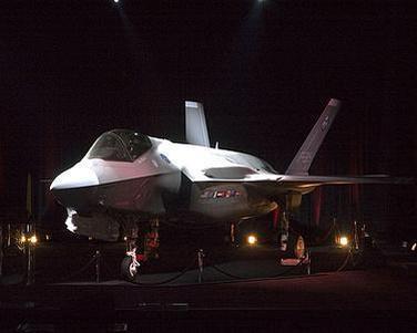 中国最美女飞行员，因弹射失败不幸去世，回看她的经历不是一般人