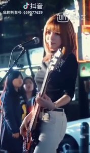 ​抖音街头贝斯手女孩是谁 智仁弹夜空中最亮的星视频地址