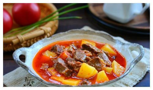 西红柿土豆炖牛肉的正确做法，牛肉香软，汤汁可口，学会不求人