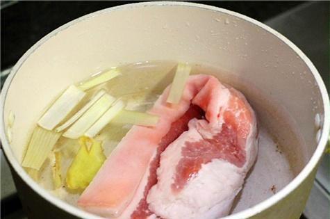 千页豆腐滑嫩香，干锅做法入味佳，红油赤酱增食欲，下饭