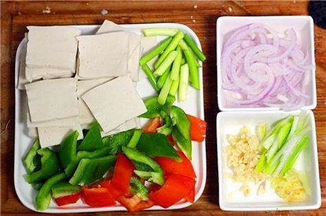 千页豆腐滑嫩香，干锅做法入味佳，红油赤酱增食欲，下饭