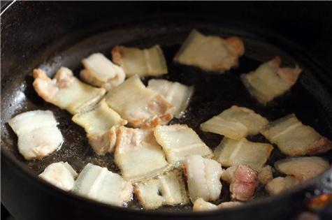千页豆腐滑嫩香，干锅做法入味佳，红油赤酱增食欲，下饭