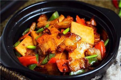 ​千页豆腐滑嫩香，干锅做法入味佳，红油赤酱增食欲，下饭