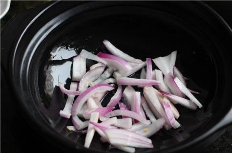 千页豆腐滑嫩香，干锅做法入味佳，红油赤酱增食欲，下饭