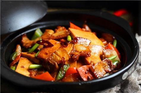 千页豆腐滑嫩香，干锅做法入味佳，红油赤酱增食欲，下饭