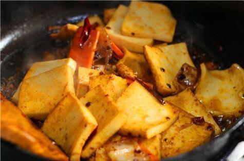 千页豆腐滑嫩香，干锅做法入味佳，红油赤酱增食欲，下饭