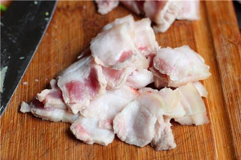 千页豆腐滑嫩香，干锅做法入味佳，红油赤酱增食欲，下饭