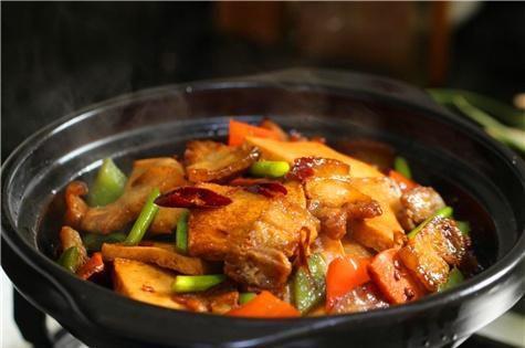 千页豆腐滑嫩香，干锅做法入味佳，红油赤酱增食欲，下饭