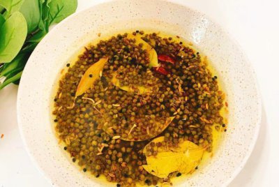 ​做花椒油时，最忌讳直接下锅炸，多加1步，油又香又麻，还不发苦