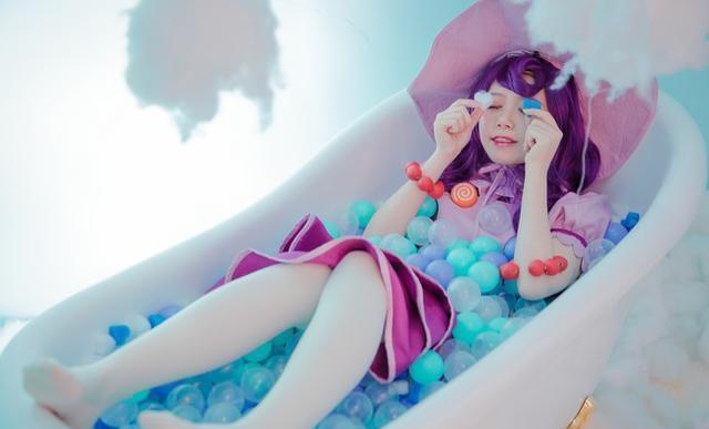 英雄联盟糖果女巫璐璐cos，你想尝尝我的糖果吗？