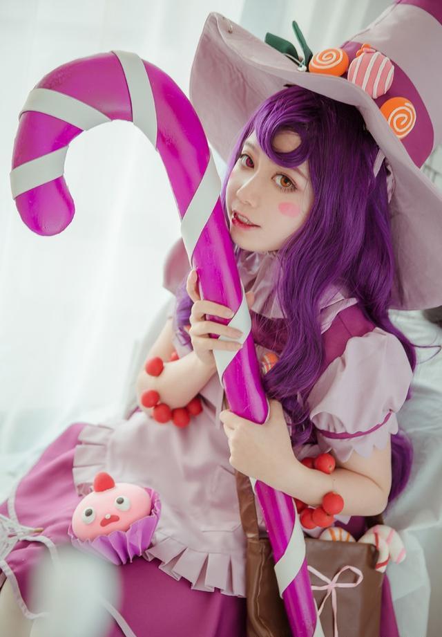 英雄联盟糖果女巫璐璐cos，你想尝尝我的糖果吗？