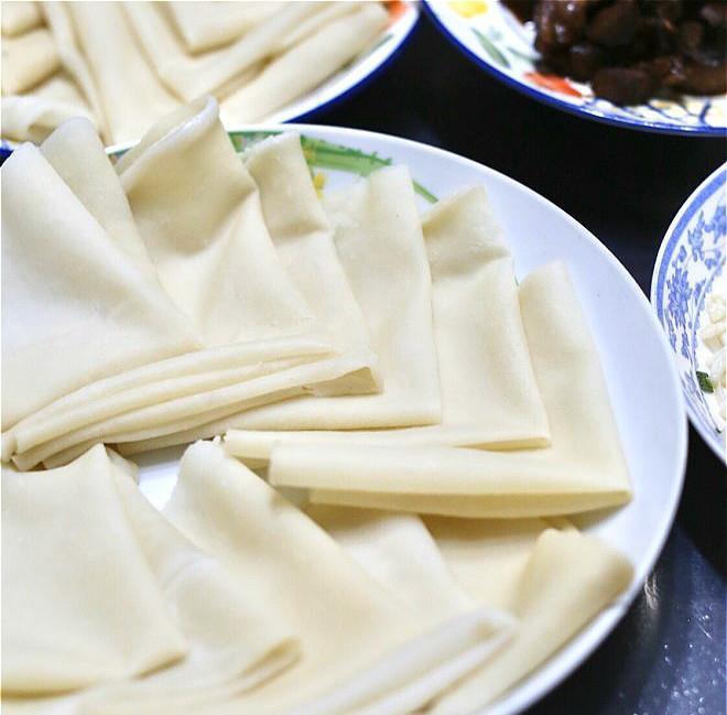 做春饼用热水跟冷水都不对，教你正确的做法，保证柔软不硬