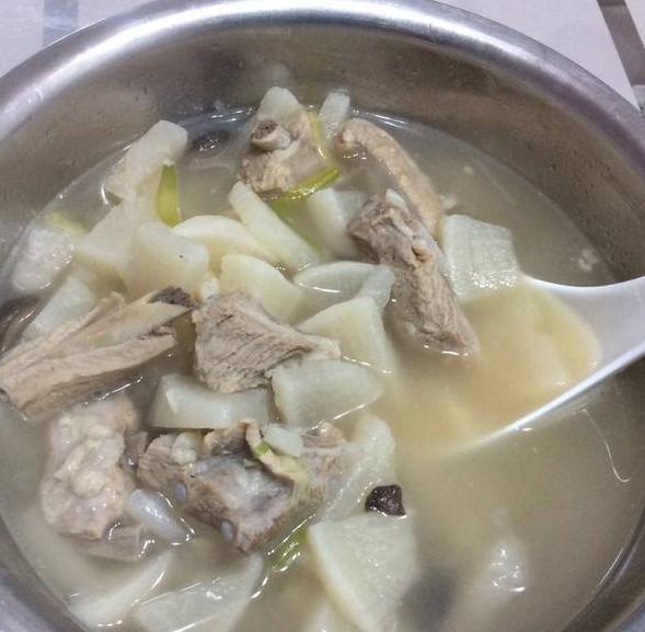 冬季来点排骨汤,美味好吃顺气又排毒,做法简单,给家人补补!!