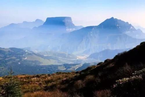 中国最美桌山，景色奇绝壮观，少有人知道，日出云海随便看