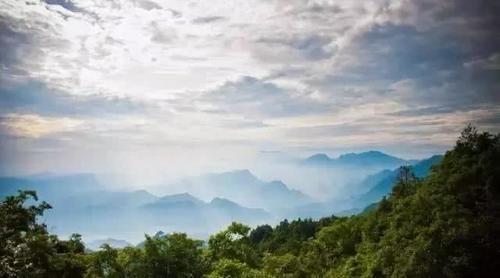 中国最美桌山，景色奇绝壮观，少有人知道，日出云海随便看