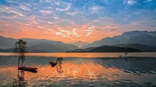 中国最美桌山，景色奇绝壮观，少有人知道，日出云海随便看