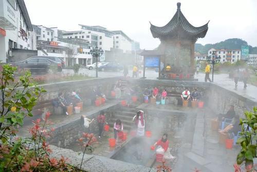 中国最稀有的享受城市，大街上可泡温泉，来了之后舍不得走