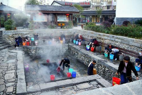 中国最稀有的享受城市，大街上可泡温泉，来了之后舍不得走