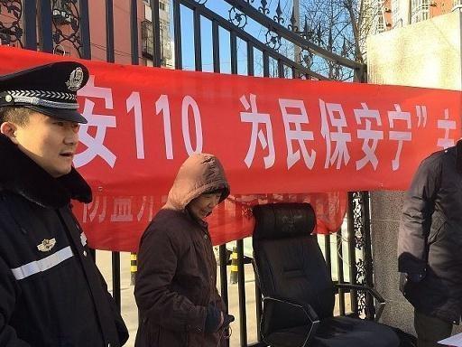 解气！杭州狗主人被刑拘，不栓狗绳还当着孩子面做这事，严惩不贷