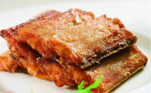 如何让炸带鱼，又香又脆没腥味？教您一个简单做法，上桌就吃光