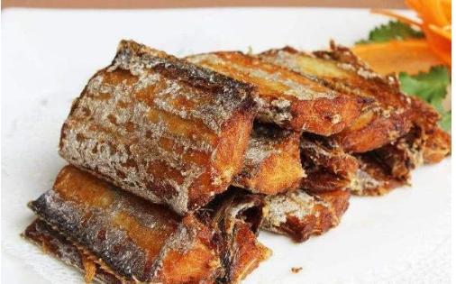 如何让炸带鱼，又香又脆没腥味？教您一个简单做法，上桌就吃光