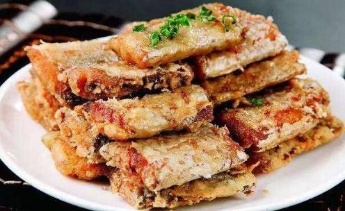 如何让炸带鱼，又香又脆没腥味？教您一个简单做法，上桌就吃光