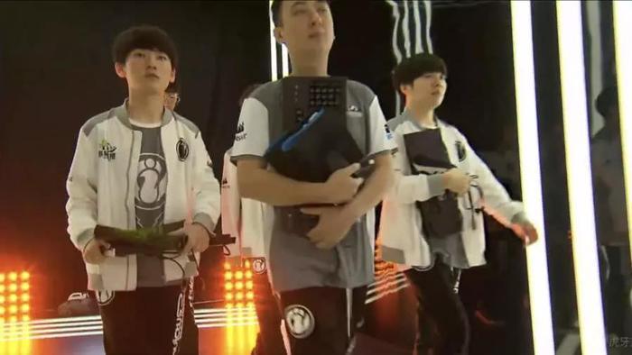 小智人设崩塌？直播大骂王思聪却遭网友怒怼，直言只会蹭热度