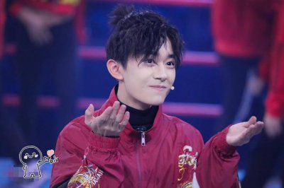 ​易烊千玺成立个人公司，看清注册时间后，网友：闷声干大事！