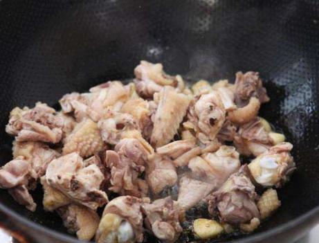 鸡肉只会红烧？尝尝子姜炒鸡，清香不油腻，口感美味做法还简单