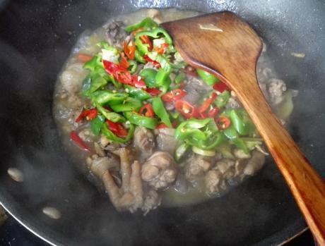 鸡肉只会红烧？尝尝子姜炒鸡，清香不油腻，口感美味做法还简单