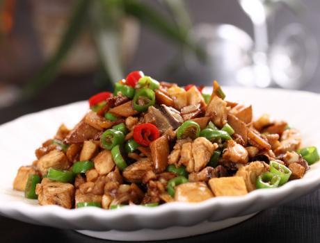 鸡肉只会红烧？尝尝子姜炒鸡，清香不油腻，口感美味做法还简单