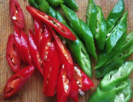 鸡肉只会红烧？尝尝子姜炒鸡，清香不油腻，口感美味做法还简单