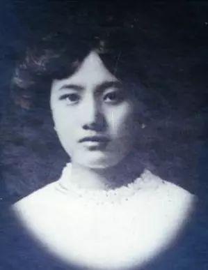 从青楼女到将军妻，离婚创业成富豪，杜月笙也敬她三分