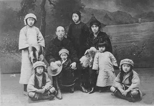 从青楼女到将军妻，离婚创业成富豪，杜月笙也敬她三分