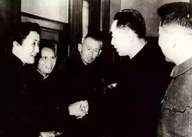 从青楼女到将军妻，离婚创业成富豪，杜月笙也敬她三分