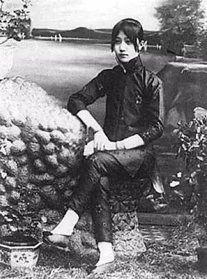 从青楼女到将军妻，离婚创业成富豪，杜月笙也敬她三分