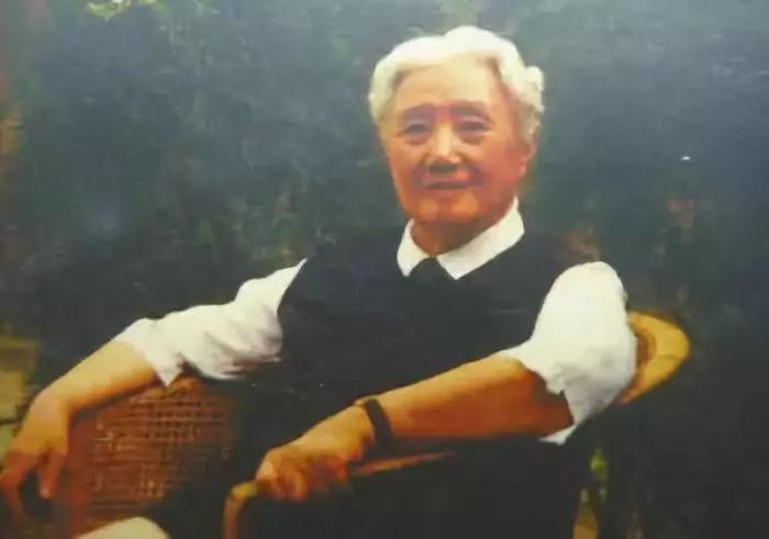 从青楼女到将军妻，离婚创业成富豪，杜月笙也敬她三分