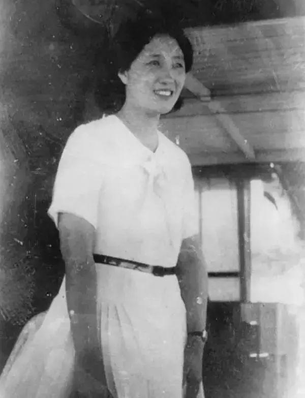 从青楼女到将军妻，离婚创业成富豪，杜月笙也敬她三分