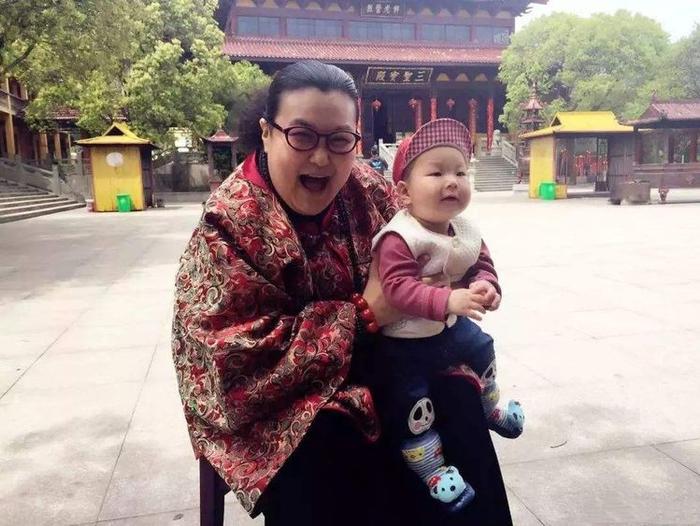 中国最胖女演员,从328斤减到188斤,和帅气老公恩爱20年